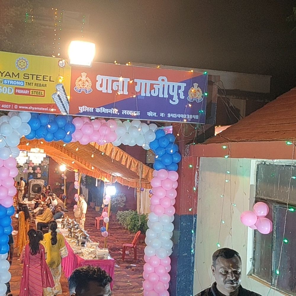गाजीपुर थाने में मनाई जन्माष्टमी:मध्यरात्रि कृष्ण जन्म पर गूंजे जयकारे, पुलिस-जनता ने साथ मनाया उत्सव