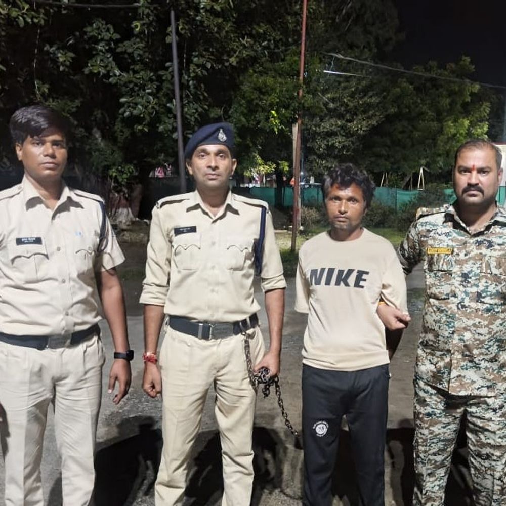 सिंगरौली में पत्नी की हत्या का आरोपी पति गिरफ्तार:लाठी से पीटकर हत्या की थी; बीच-बचाव करने आई मां-बेटी को भी पीटा था