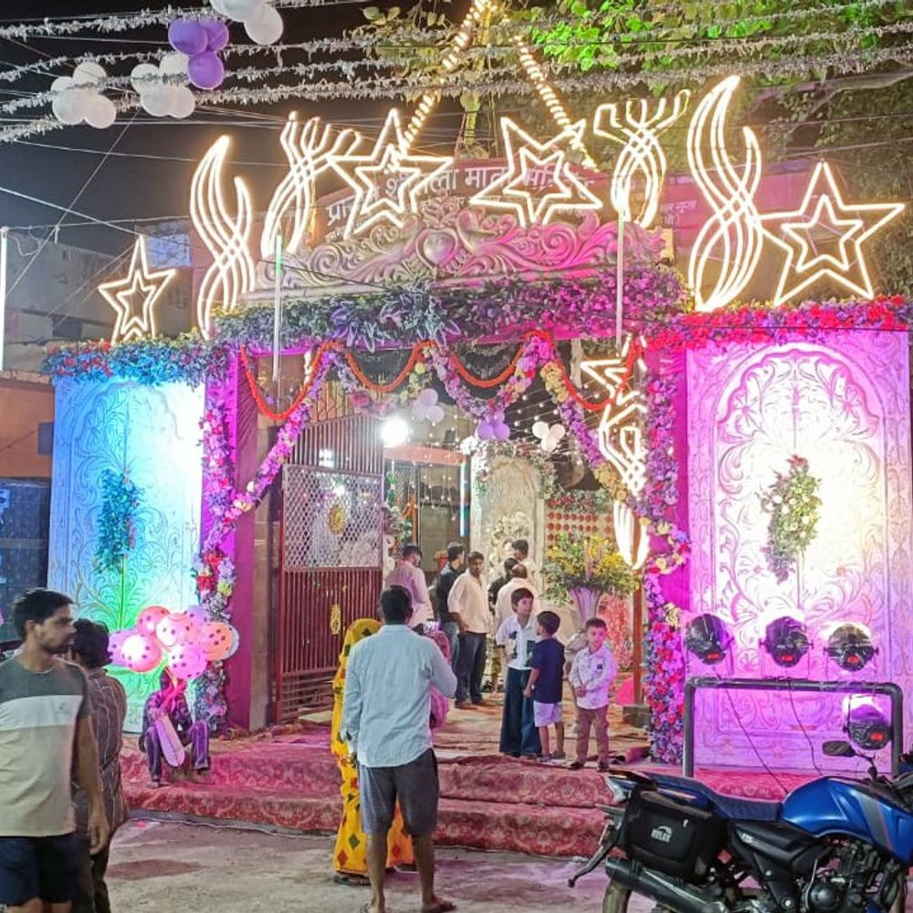 14 तस्वीरों में देखें कासगंज की जन्माष्टमी:रंग-बिरंगी रोशनी-फूलों से सजे मंदिर, श्रीकृष्ण स्वरूप में बच्चों ने की लीलाएं