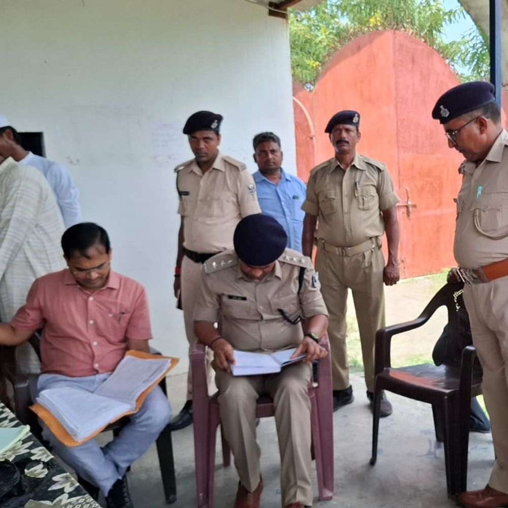 समोसा-मिठाई खाकर मदरसे की 4 छात्राएं बेहोश, एक की मौत:सुपौल में डीएम के निर्देश पर जांच शुरू; कागजात और आवासीय व्यवस्था खंगाली जा रही