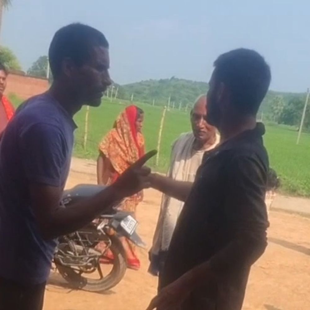 शराबी युवकों ने स्कूल में बच्चों से बदसलूकी की:कैमूर में शिक्षकों और ग्रामीणों से मारपीट, 2 आरोपी गिरफ्तार