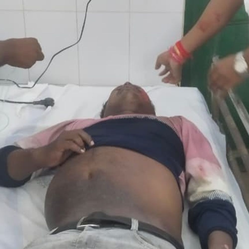 रहटा चौक के पास बाइक सवार अनियंत्रित होकर गिरा:गंभीर घायल, अस्पताल में भर्ती; उदाकिशुनगंज से बड़ाटेनी घर जाते समय हादसा