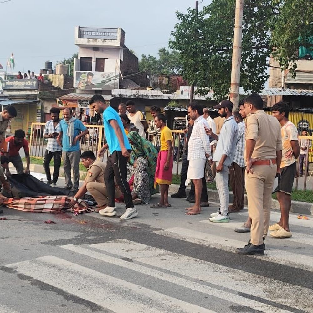 प्रयागराज में ट्रक ने मां-बेटे को कुचला:पानी लेने जा रही महिला और 2 साल के मासूम की मौत, एमपी से मजदूरी करने आया था परिवार