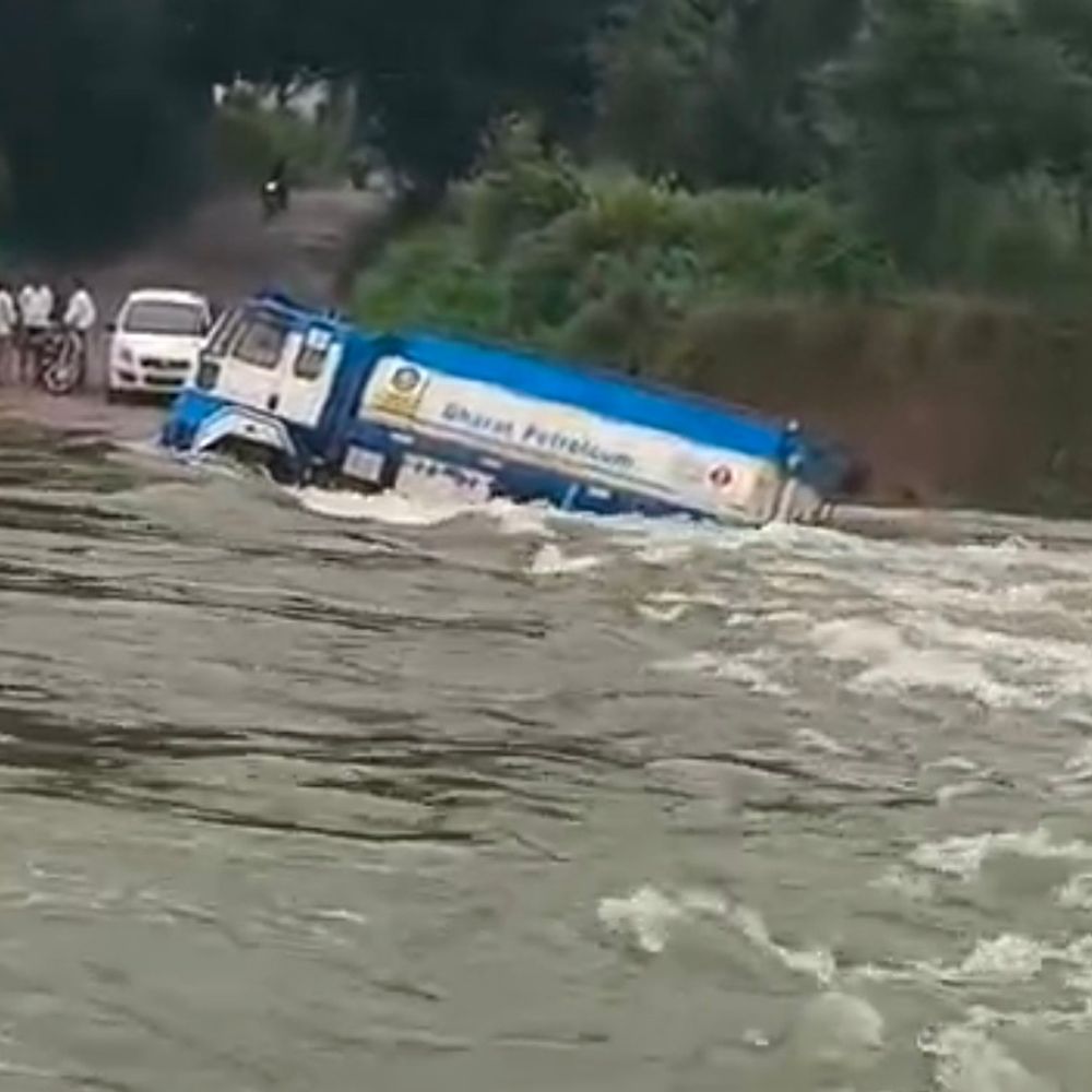 ललितपुर में नदी के तेज बहाव में बहा टैंकर:2 फीट पानी के बीच पुल पार कर रहा था पेट्रोल टैंकर, ड्राइवर ने कूदकर बचाई जान