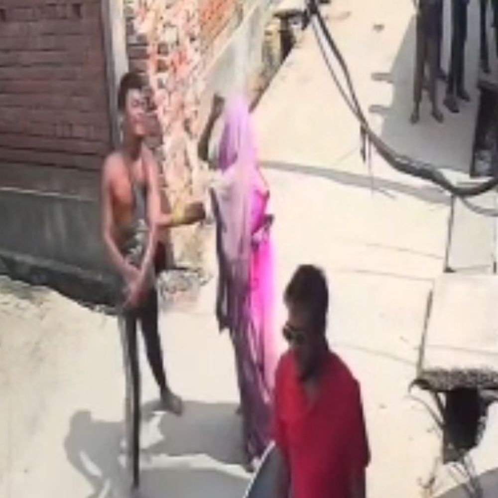 बुलंदशहर में पोते ने दादी और बुआ को पीटा:आईफोन और 3 लाख रुपये के लिए बेरहमी से पीटा, वीडियो आया सामने