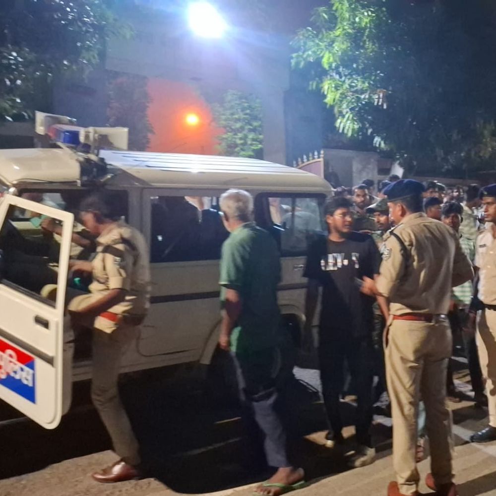 हॉस्टल की छत पर मिला फर्स्ट-क्लास के छात्र का शव:गले में गमछा-बेल्ट का फंदा, चेहरे पर चोट के निशान; परिजन बोले-‘हत्या हुई’