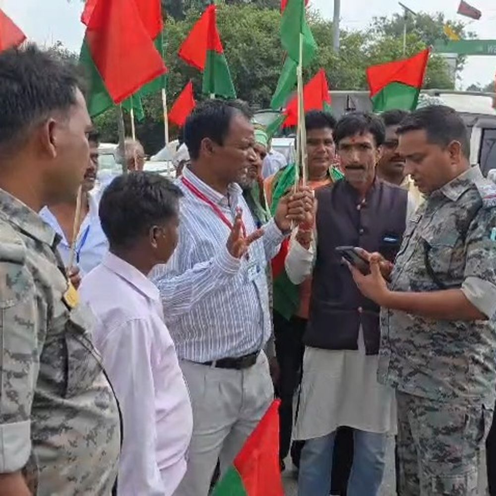 गिरिडीह में आंदोलनकारियों ने मुख्य मार्ग रोका:पपरवाटाड़ के पास गिरिडीह-डुमरी रोड पर घंटों फंसे वाहन, पुलिस ने जाम खुलवाया
