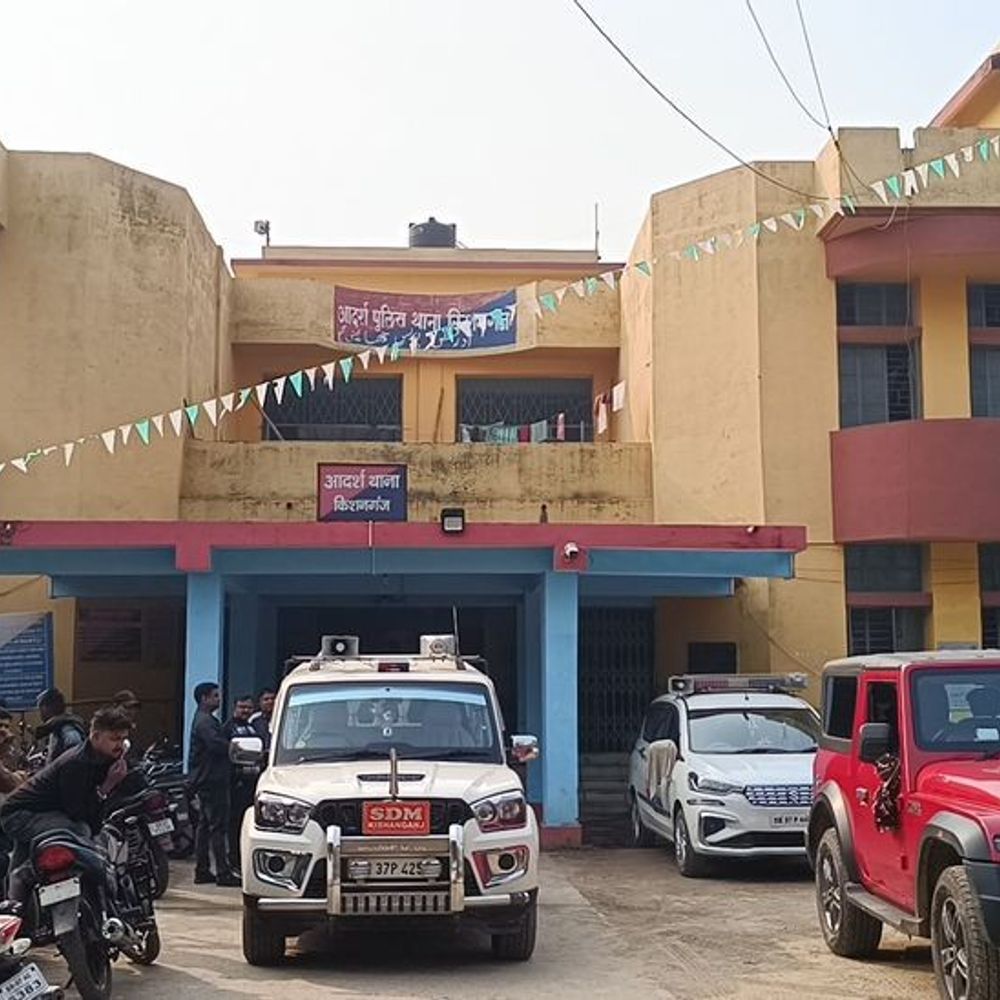 किशनगंज में पूर्व प्राचार्य पर अधिवक्ता-प्रोफेसर से मारपीट का आरोप:बेटे समेत दो पर केस, रास्ते में मारपीट-जान से मारने की धमकी