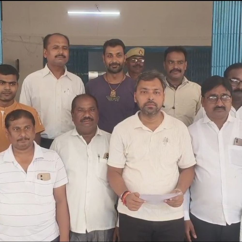 फतेहपुर में यूपीआई एमडीआर विरोध:उत्तम उद्योग व्यापार मंडल पहुंचा कलेक्ट्रेट, मुख्यमंत्री वित्त मंत्री से मांगी राहत