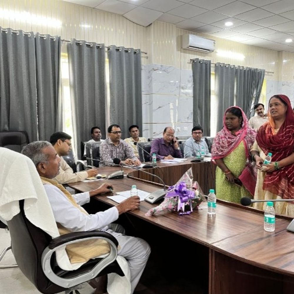 SC/ST आयोग सदस्य ने शाहजहांपुर में सुनीं-स्वच्छता कर्मियों की समस्याएं:अधिकारियों के साथ बैठक कर योजनाओं और अत्याचार के मामलों की समीक्षा की