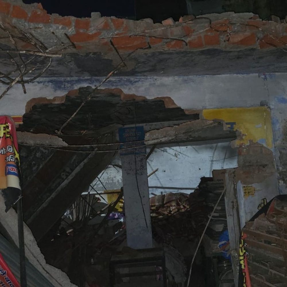 पीलीभीत में टेंट कारोबारी की दुकान पर चली जेसीबी:15 लाख का नुकसान, जानलेवा हमले की FIR दर्ज; जांच शुरू