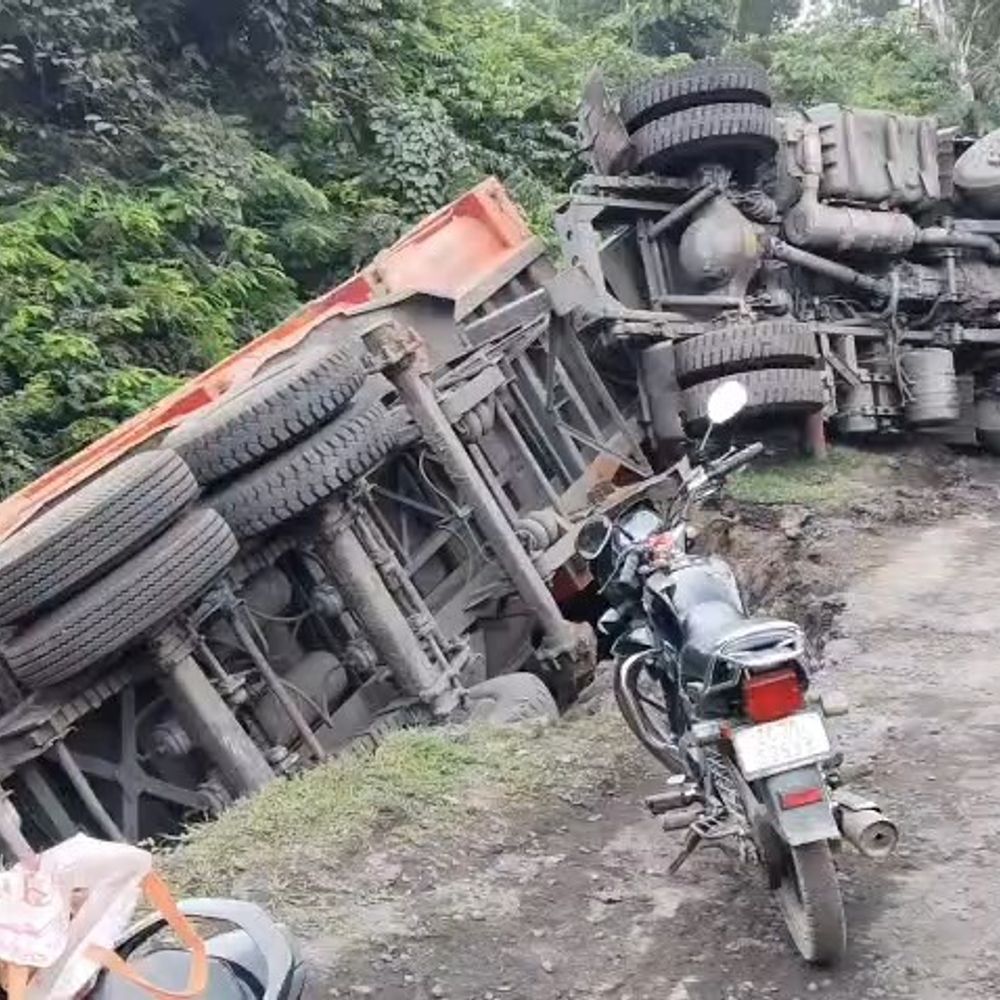 सिंगरौली के जयंत में 40 टन कोयला लदा ट्रेलर पलटा:ड्राइवर गंभीर घायल, दो दिन में दूसरी बार हादसा