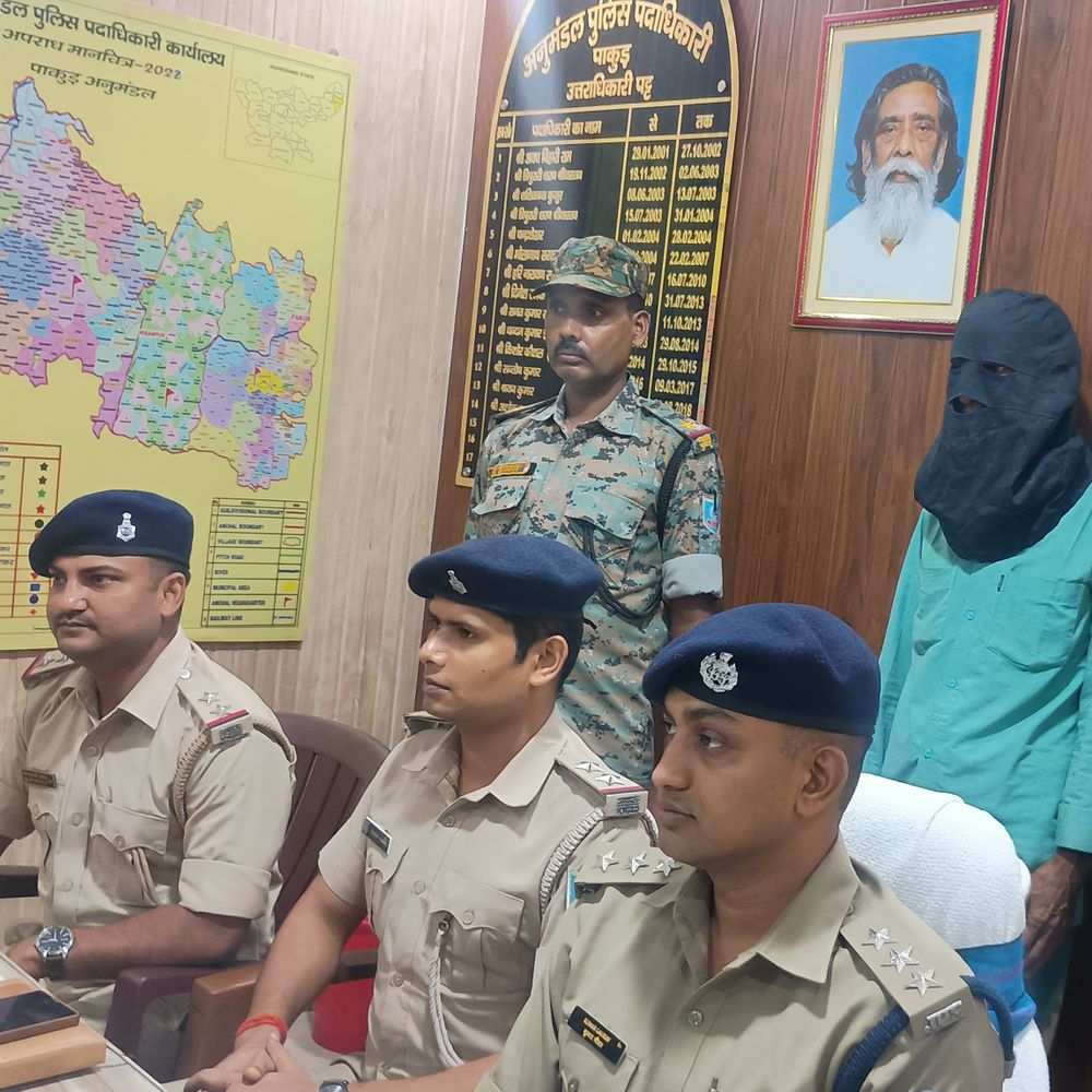 1 किलो 200 ग्राम गांजे के साथ थोक विक्रेता पकड़ाया:पाकुड़ में पुलिस ने 35 हजार रुपए का गांजा जब्त किया, पश्चिम बंगाल से आता था