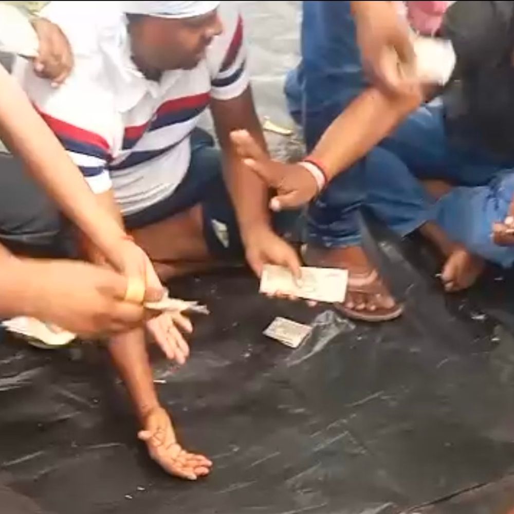 खेत में खुलेआम जुआ खेलते दिखे लोग:लाखों रुपये दांव पर लगाने का दावा, कौशांबी पुलिस को टैग कर लोगों ने कार्रवाई मांगी