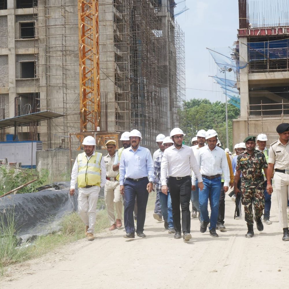 मेडिकल कॉलेज निर्माण में देरी पर DM सख्त:मुरादपुर पहुंचकर लिया जायजा, बोले- समय पर काम नहीं हुआ तो एजेंसी पर कार्रवाई