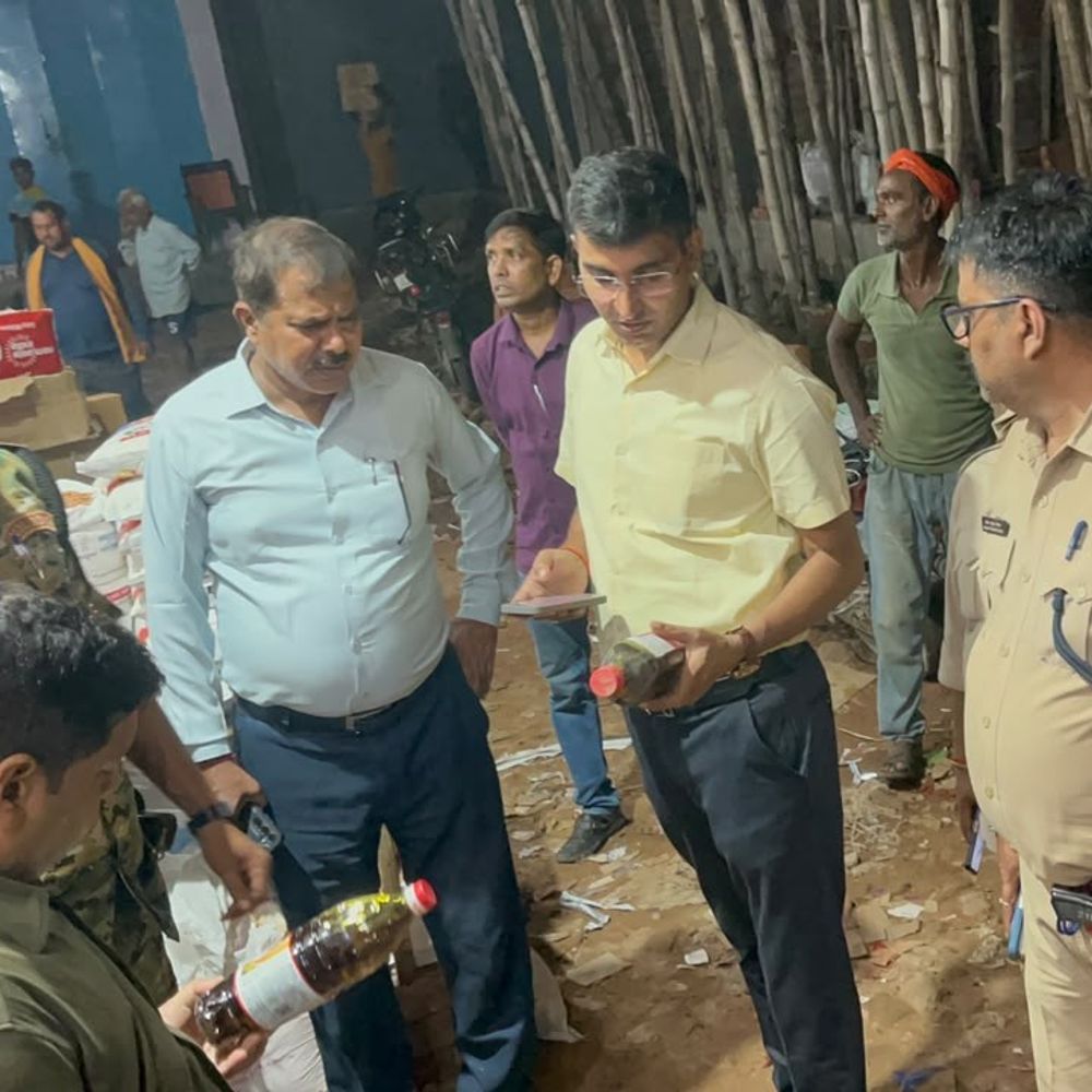 नकली सरसों तेल की शिकायत पर डुमरांव में छापेमारी:बक्सर में 6 से ज्यादा दुकानों से लिए सैंपल, 4000 क्विंटल चीनी रखने पर कार्रवाई