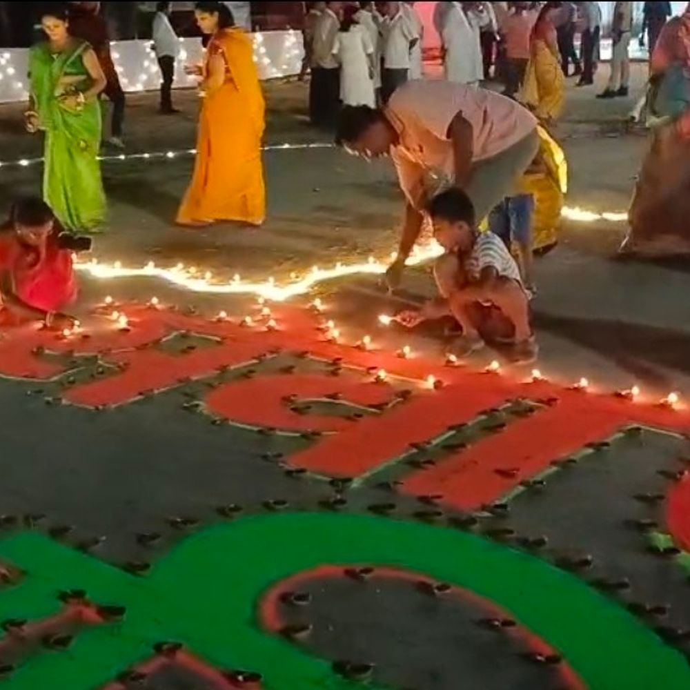 जमुई में पीएम मोदी के जन्मदिन पर जलाए 5001 दीये:श्रीकृष्ण सिंह स्टेडियम में जगमगाया परिसर, बोधवान तालाब पर भी जले दीप