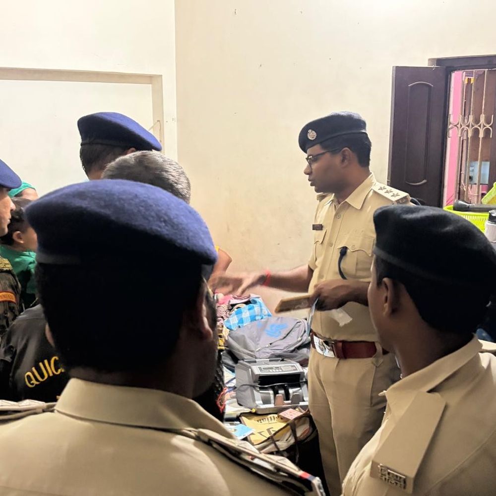 बेतिया में CSP संचालक के घर पुलिस की रेड:2 करेंसी काउंटिंग मशीनें बरामद, संदिग्ध गतिविधियों की सूचना पर कार्रवाई
