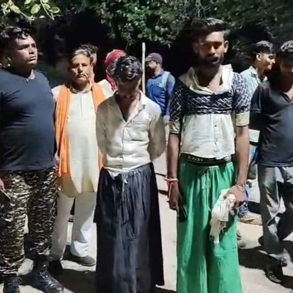 किसानों ने सर्वेयरों को चूड़ी-पेटीकोट पहनाकर गांव में घुमाया:अवैध वसूली से भड़के किसानों ने जूतों की माला भी पहनाई, पुलिस को सौंपा
