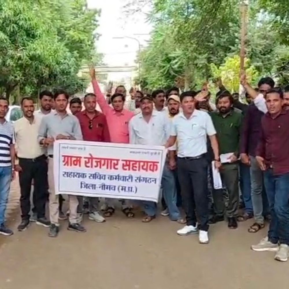 2 अक्टूबर से 23 हजार रोजगार सहायकों की हड़ताल:नीमच में तत्कालीन सीएम की घोषणाओं पर अमल नहीं होने से नाराज हैं कर्मचारी