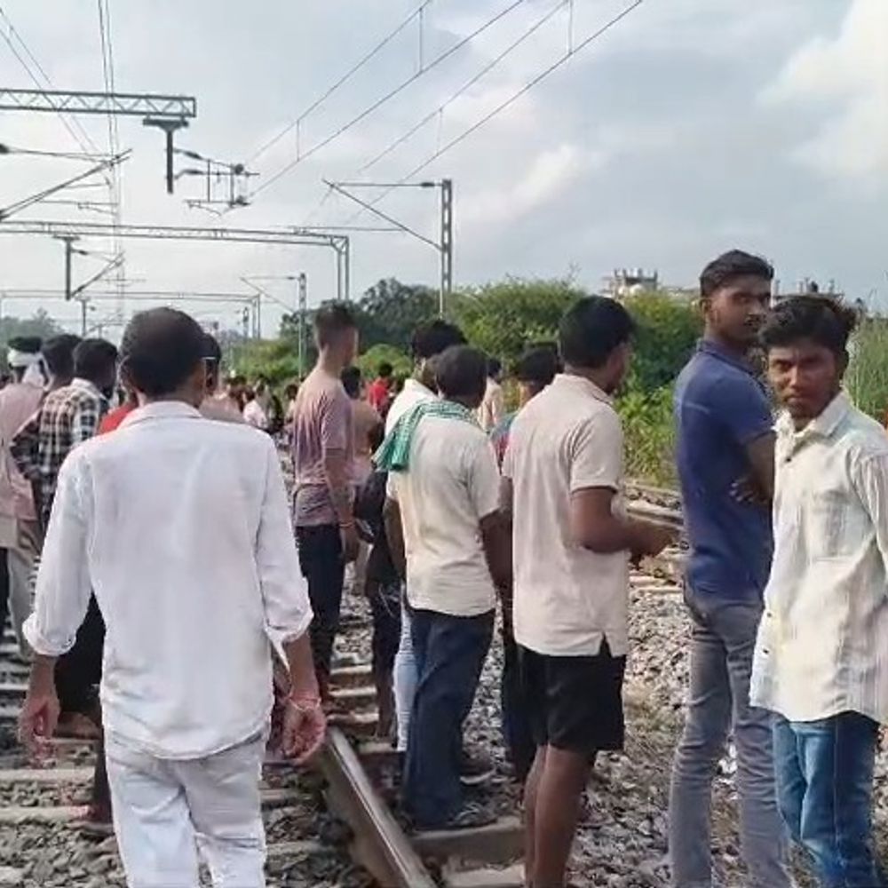 नीलांचल एक्सप्रेस के आगे कूदकर महिला ने दी जान:रायबरेली मे गेटमैन ने बचाने की कोशिश की, उन्नाव में रहते हैं परिजन