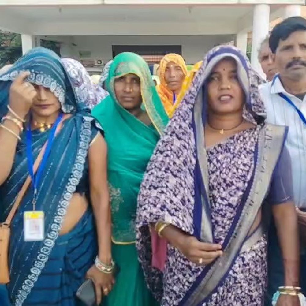 50 परिवार पट्टे और पानी की मांग लेकर कलेक्ट्रेट पहुंचे:बोले- वर्षों से बसे हैं, अब तक नहीं मिला मालिकाना हक