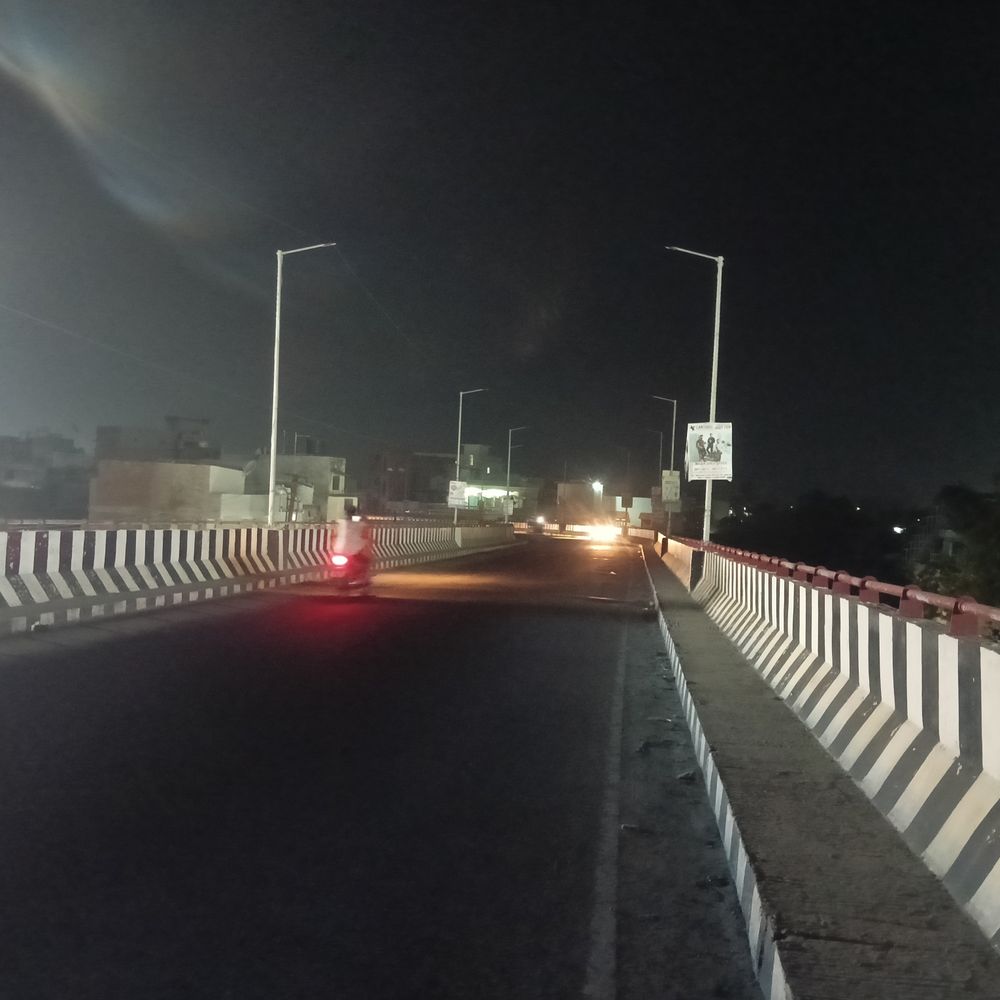 छावनी ओवरब्रिज पर अंधेरा, गड्ढों से हादसे का डर:बेतिया में 2 नेताओं ने किया था उद्घाटन, फिर भी लाइट नहीं