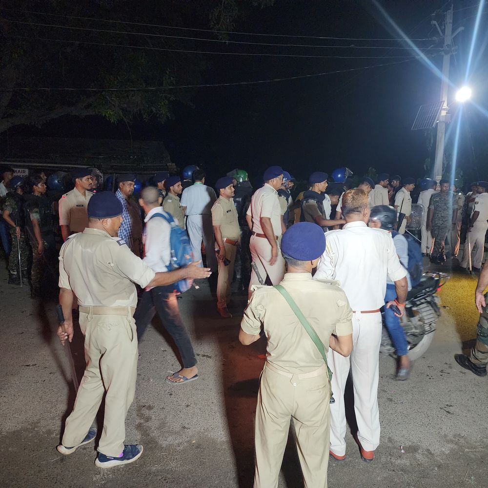 महावीरी जुलूस के रूट पर दो पक्ष फिर आमने-सामने:सीवान में सड़क पर उतरे लोग; लिखित आश्वासन के बाद रात में हटा जाम