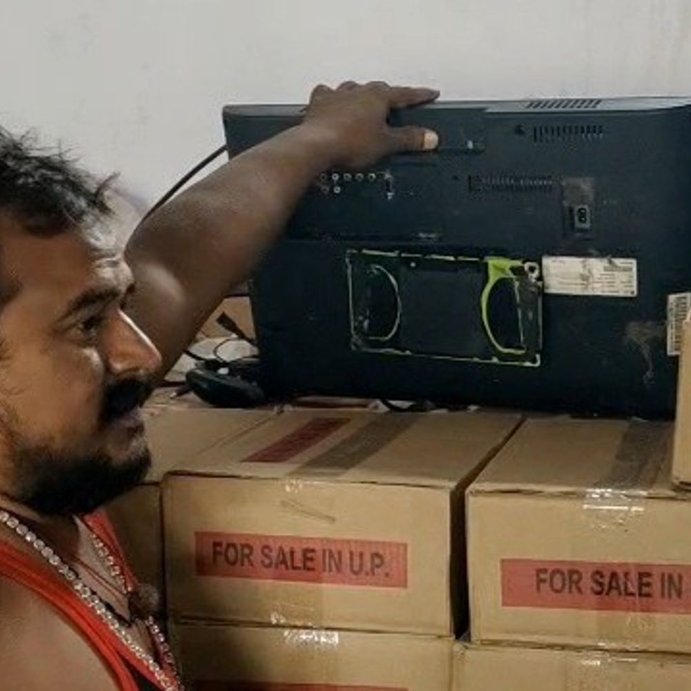 गाजीपुर में शराब की दुकान में चोरी:2.34 लाख नकद और चार पेटी शराब गायब, CCTV का DVR भी उखाड़ ले गए