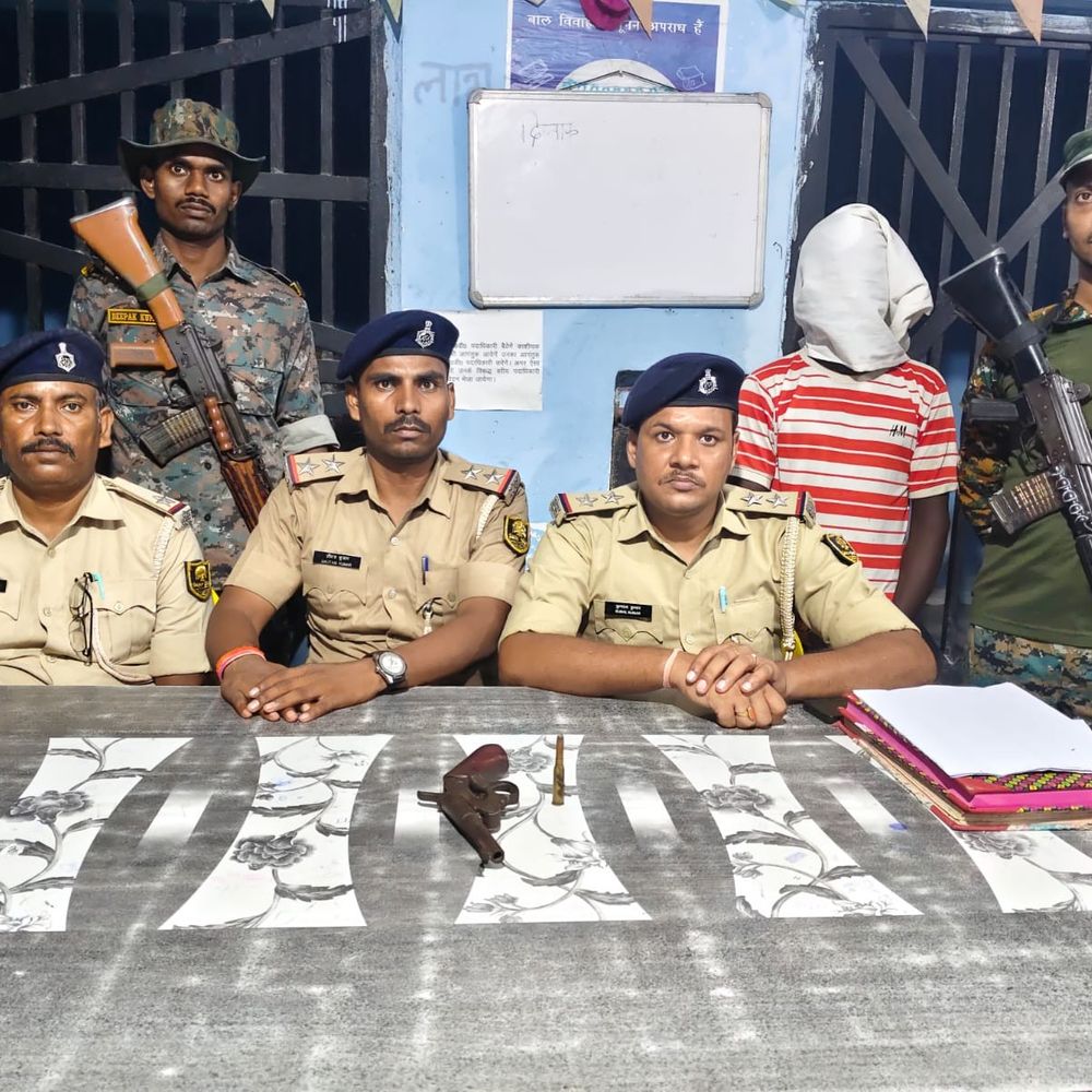 अवैध हथियार के साथ 22 साल का युवक गिरफ्तार:नवादा में देसी कट्टा और जिंदा कारतूस बरामद; उपरामा गांव के पास पुलिस ने पकड़ा