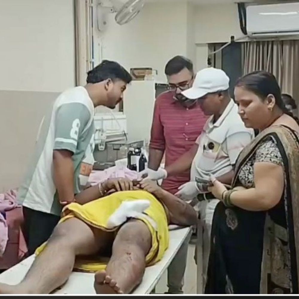 जमशेदपुर के उलीडीह में युवक पर हमला:परिजनों ने 25-30 युवकों पर मारपीट-फायरिंग का लगाया आरोप, हाथ-पैर, चेहरे में गंभीर चोटें