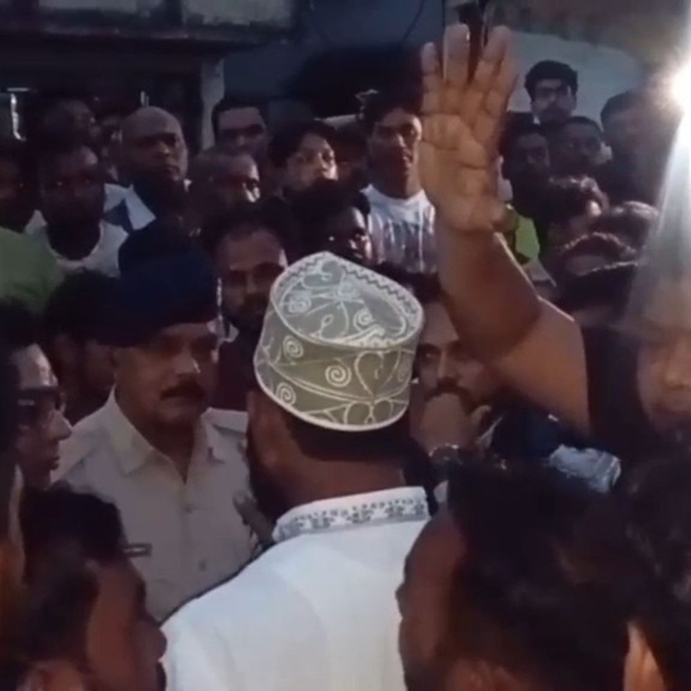 गोविंदपुर में ट्रक ने बाइक सवार महिला को रौंदा:महिला की मौत, पति-बच्चे बचे, हंगामे के बाद 3 दिन में सड़क ठीक करने पर बनी सहमति