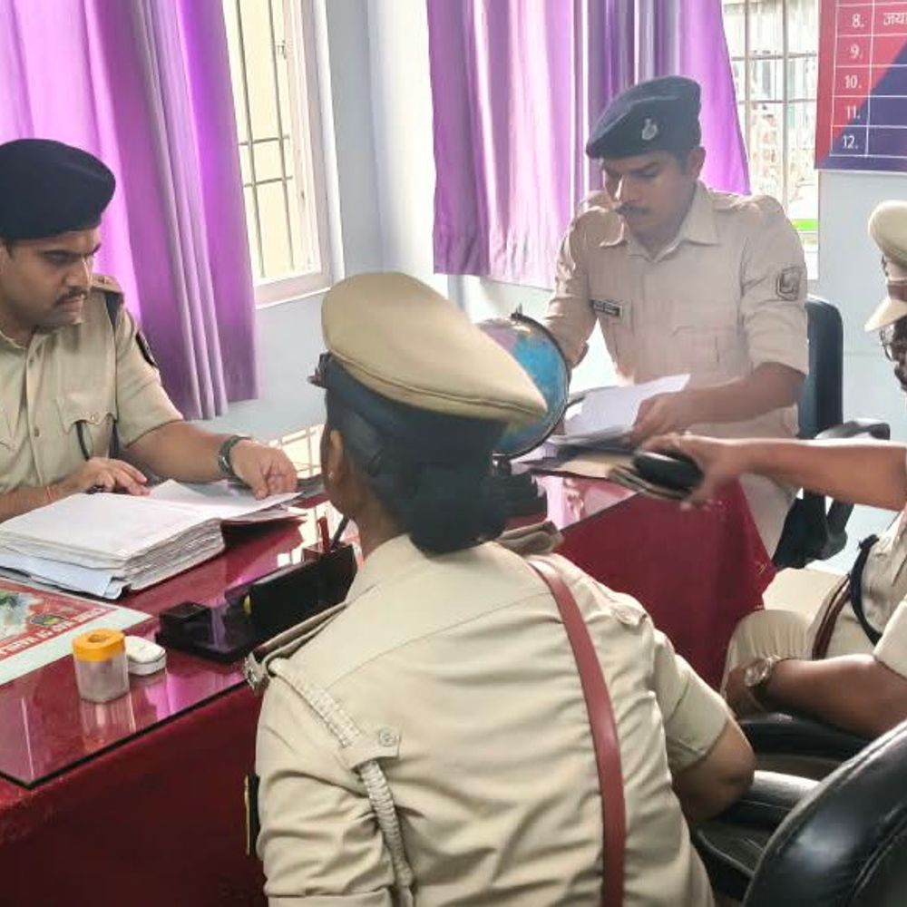 ‘महिला उत्पीड़न मामलों को संवेदनशीलता से निपटाएं’:बांका में SP ने पंजवारा-महिला थाना का किया निरीक्षण, वारंट-कुर्की की समीक्षा