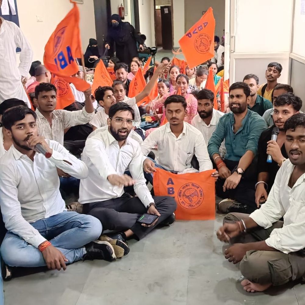 परीक्षा केंद्र बदलने की मांग पर मुंगेर यूनिवर्सिटी में ताला:छात्रों ने कुलपति आवास घेरा, SKR कॉलेज में गलत बर्ताव का आरोप; दोबारा परीक्षा की मांग