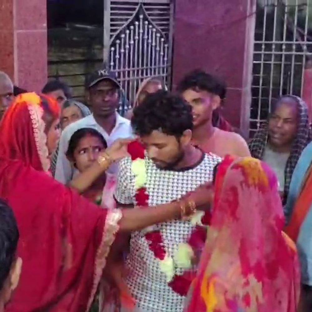 मुंगेर में युवक-युवती की जबरन कराई शादी:VIDEO में गुस्से में दूल्हे ने फेंकी जयमाला-सिंदूर, कहा- युवती बीमार थी, दवा पहुंचाने आया था