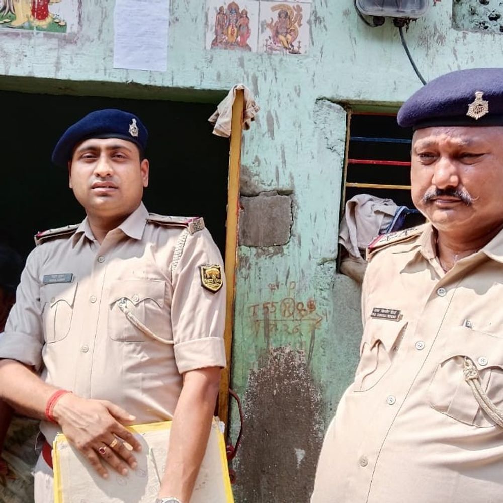 रेप-हत्या मामले में आरोपियों के घर इश्तेहार चस्पा:नवादा में पुलिस ने गाजे-बाजे के साथ दी आत्मसमर्पण की चेतावनी, 7 गिरफ्तार;2 आरोपी फरार