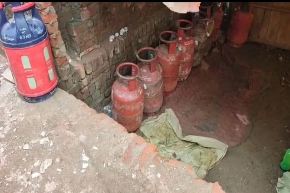 Lucknow Gas Cutting Raid: पारा में अवैध गैस कटिंग पर छापा, 27 सिलेंडर बरामद, कार्रवाई के दौरान आरोपी फरार