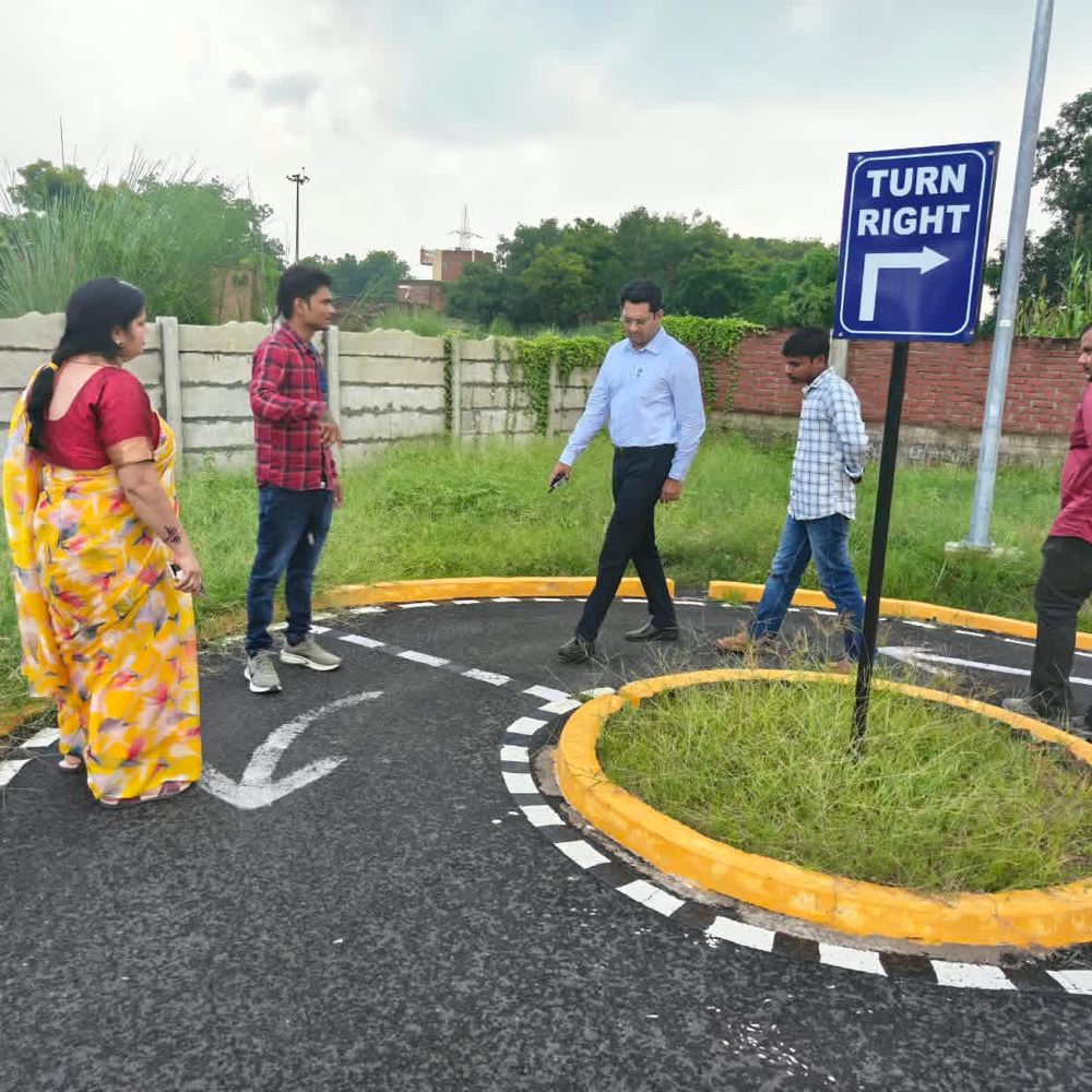 जौनपुर में लाइसेंस की अवैध वसूली पर DM का एक्शन:अब CCTV से होगी जांच, आवेदकों ने की थी ज्यादा पैसे लेने की शिकायत