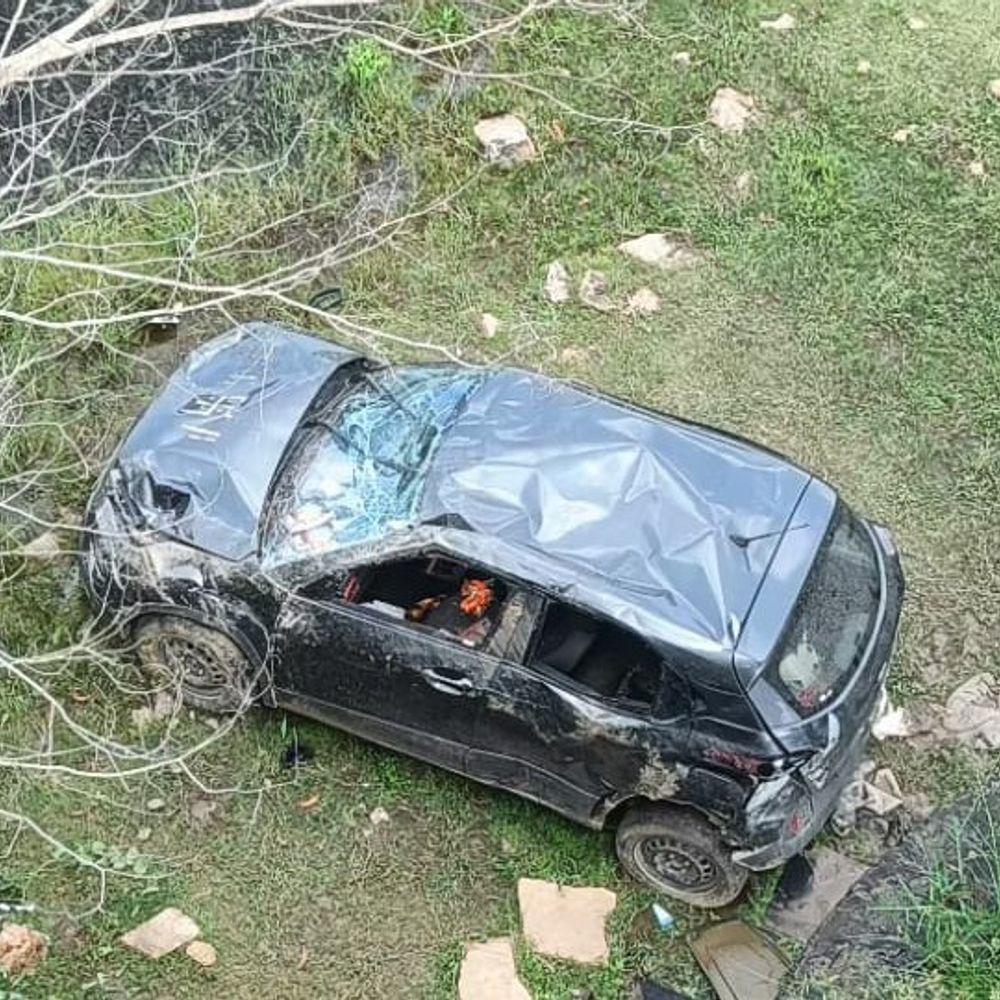 बांका में पुल से 30 फीट नीचे गिरी कार:5 युवक घायल, ओढ़नी डैम घूमकर लौटने के दौरान हादसा