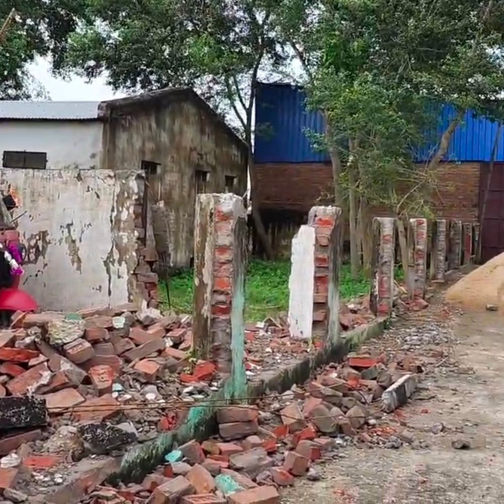 बांका में गैस एजेंसी की दीवार तोड़कर किया ध्वस्त:छोटे भाई ने बड़े भाई पर लगाया आरोप, पुलिस कार्रवाई न होने से पीड़ित परेशान