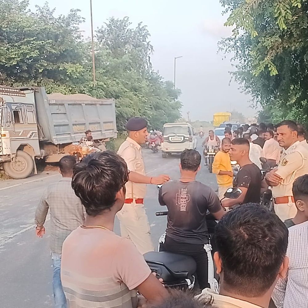 सीवान में हाइवा ने बाइक सवार पिता-पुत्र को रौंदा, मौत:घर से 500 मीटर दूर हादसा, हाइवा के नीचे फंसे; JCB से निकाला, चालक फरार