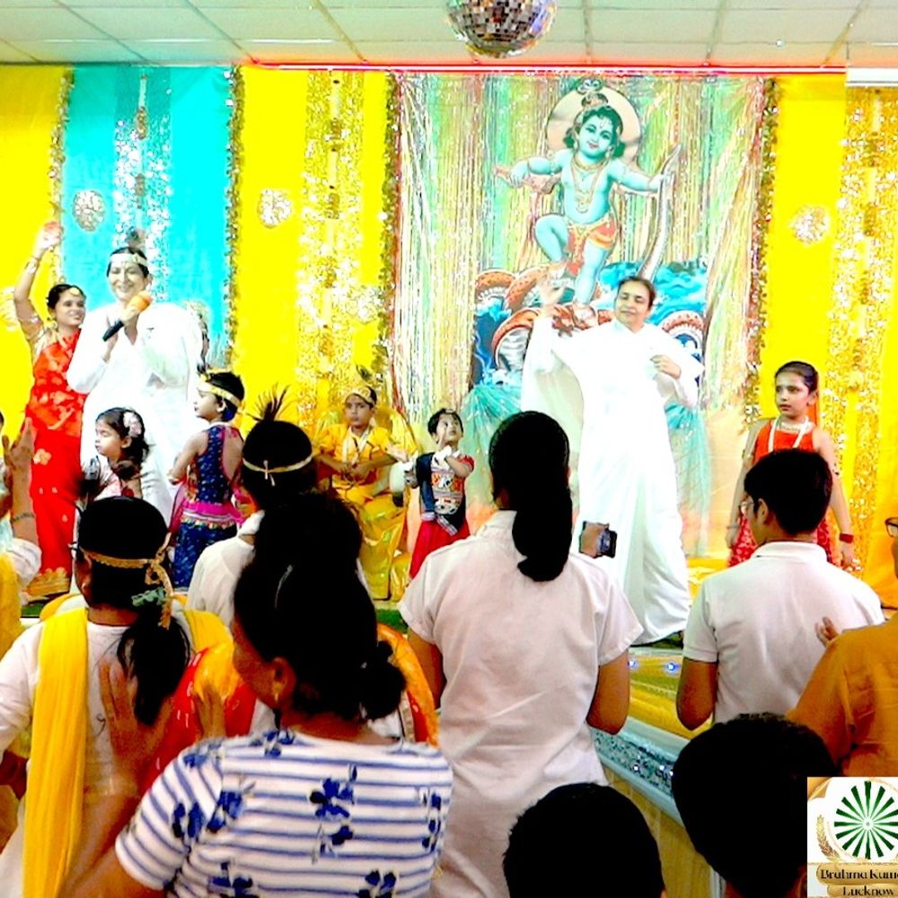 ब्रह्माकुमारीज केंद्र में कृष्ण जन्माष्टमी पर दिखा आध्यात्मिक रंग:लखनऊ के गोमती नगर में झांकी, नृत्य और नाटिका से दिया सतयुगी जीवन का संदेश