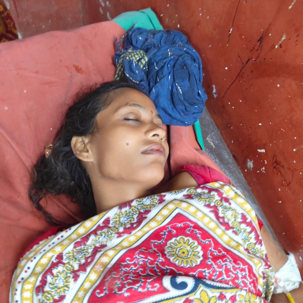 हरदोई में पति ने पत्नी को गोली मारी:गंभीर हालत में लखनऊ रेफर, आरोपी फरार
