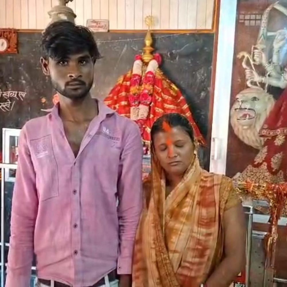 सीवान में आधी रात प्रेमिका से मिलने पहुंचा प्रेमी:पकड़ा गया, जमकर हुई पिटाई, ग्रामीणों की मौजूदगी में मंदिर में रचाई शादी