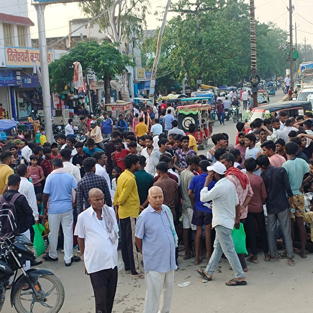 बक्सर में 40 किमी पैदल चलकर जिला मुख्यालय पहुंचे छात्र:अंबेडकर चौक जाम किया, बोले- 7 दिन से पानी-बिजली नहीं; खाने में कीड़े मिले