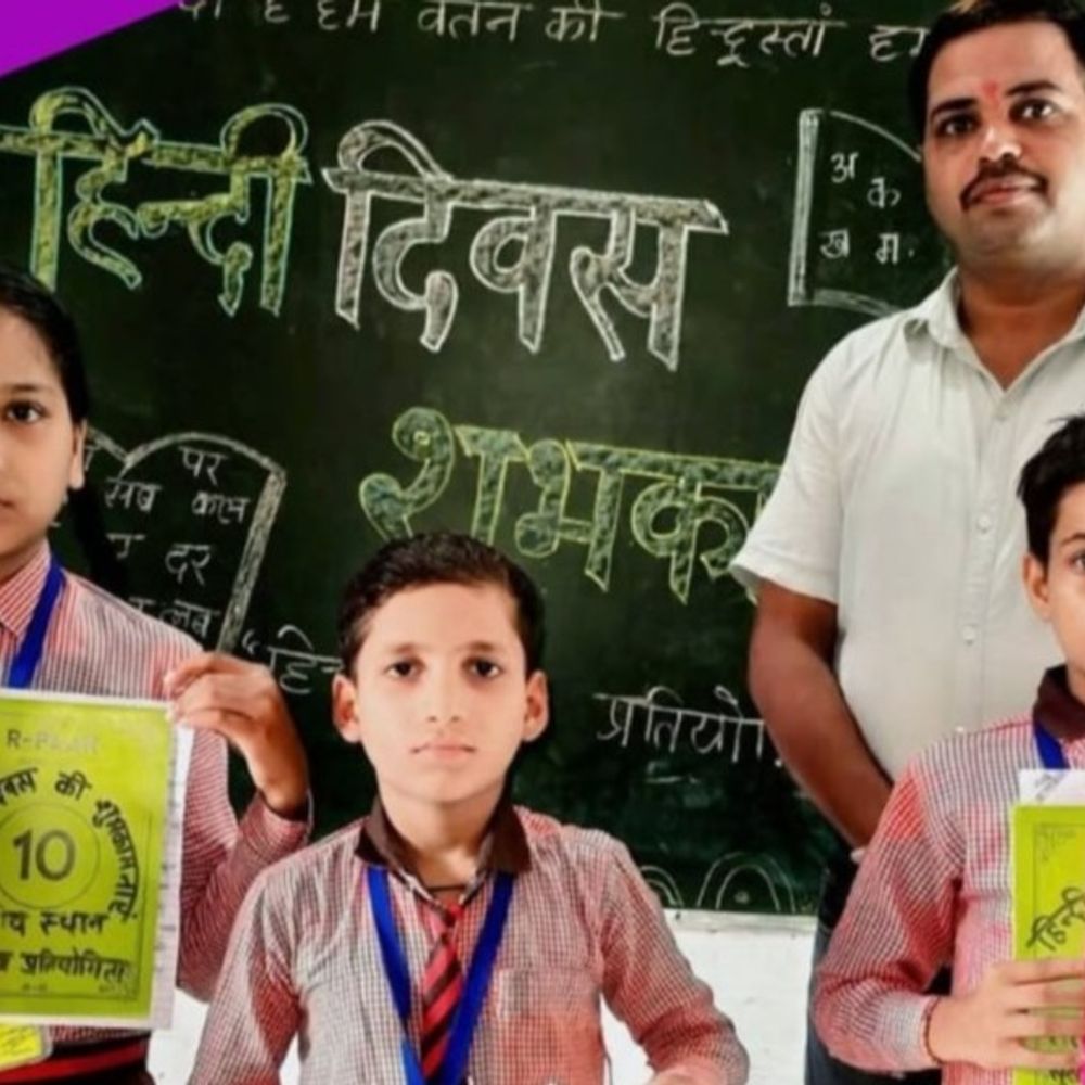 महमूदाबाद में सुलेख प्रतियोगिता:बच्चों ने लिखावट से मोहा मन, आकाश प्रथम और रौनक को मिला दूसरा स्थान