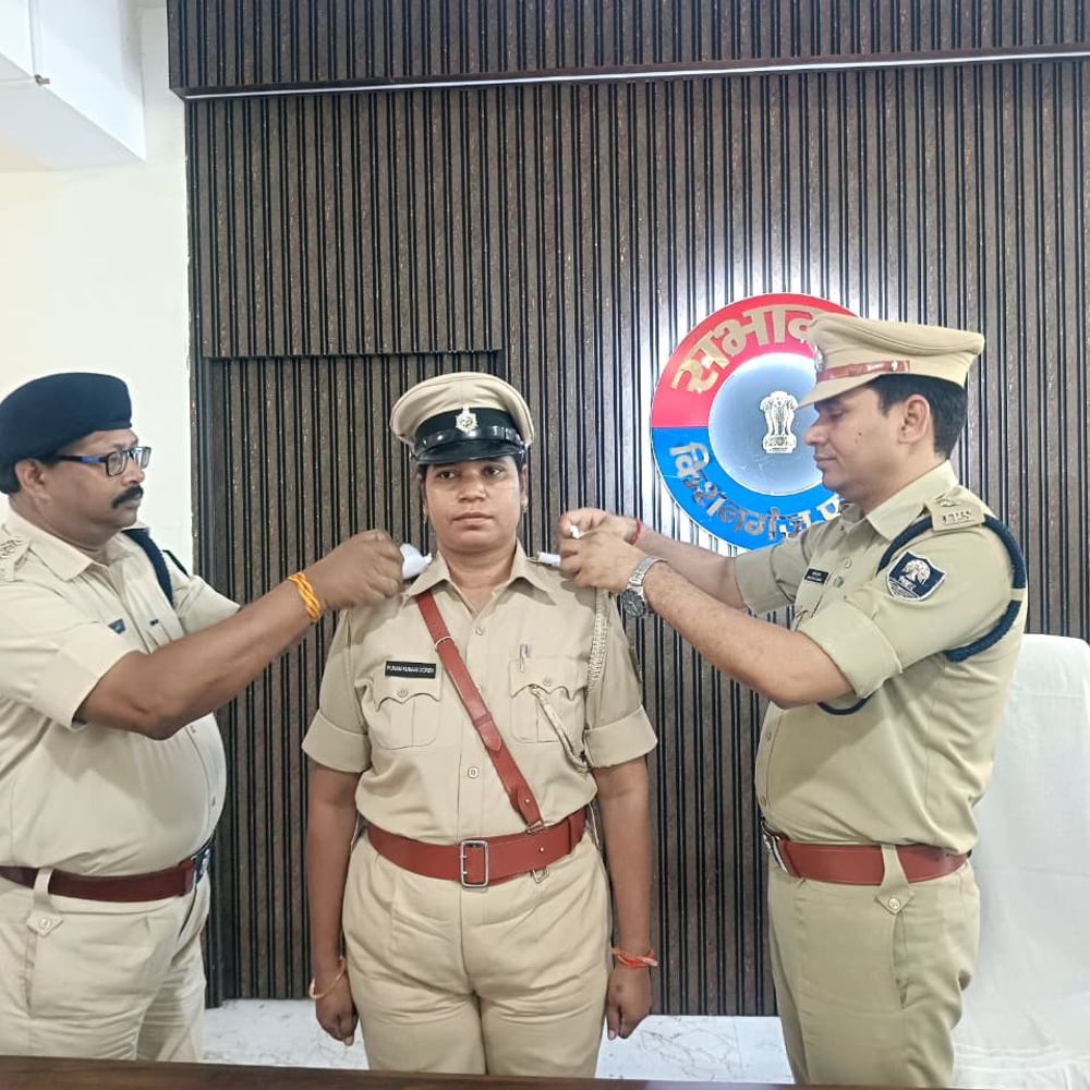 किशनगंज में 32 SI को प्रमोशन:SP संतोष कुमार ने लगाए दो-दो स्टार; बोले- पद बढ़ने के साथ जिम्मेदारियां भी बढ़ीं