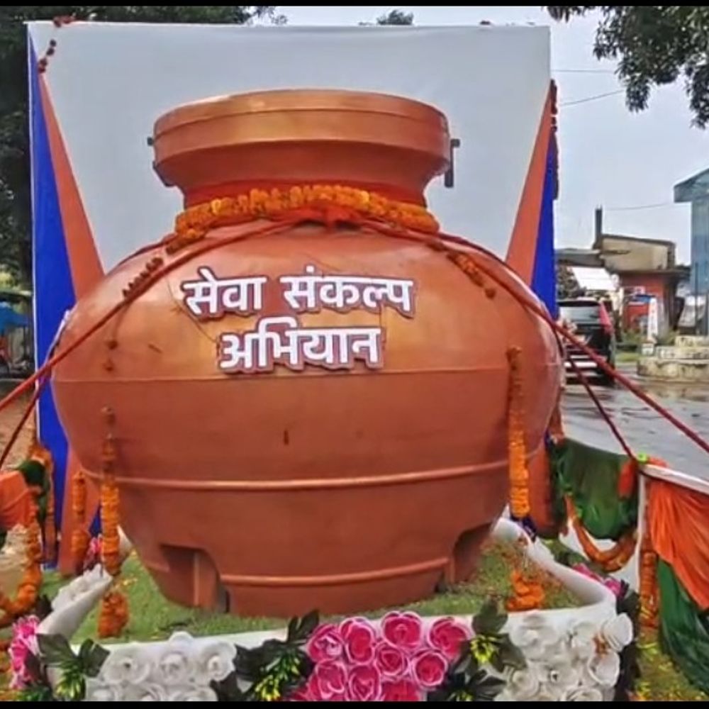 वाराणसी से निकली सेवा संकल्प यात्रा उमरिया पहुंची:सदस्यों सिकल सेल के मरीजों से मिले; सरकारी योजनाओं का लाभ बताया
