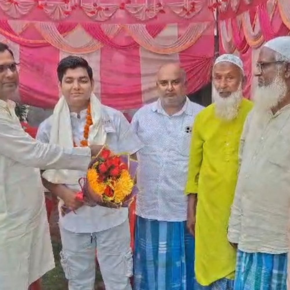 बेतिया के सोहेल मेडिकल कॉलेज में मिला दाखिला:आलम ने पहली कोशिश में NEET किया पास; प्रखंड प्रमुख ने घर पहुंचकर किया सम्मानित