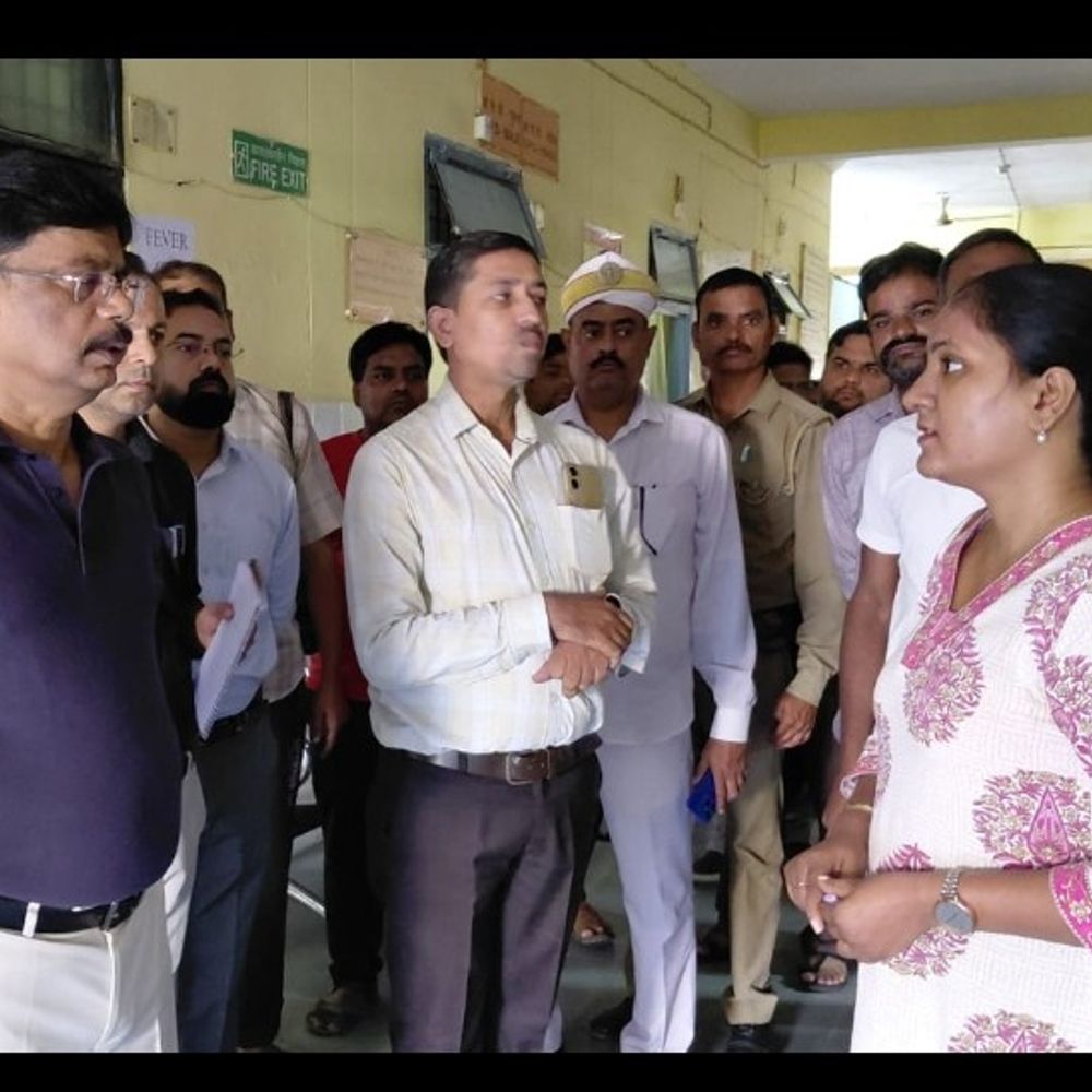 डीएम को डॉक्टर-कर्मचारी गैरहाजिर मिले:गंदगी पर नाराजगी जताई, सादाबाद में सफाई कार्य और स्कूल का भी निरीक्षण